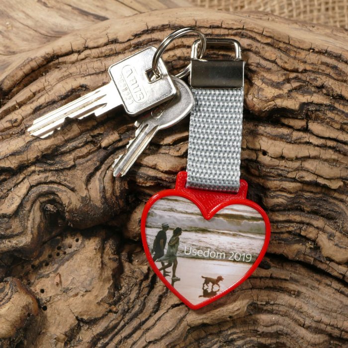 Schluesselanhaenger mit Foto Herz rot einseitig Beispiel Vorderseite Schluesselanhaenger mit Foto Herz rot einseitig Beispiel Vorderseite